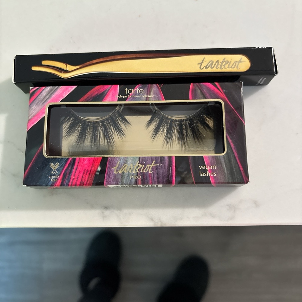 Tarte Vegan Lashes - Bold Black in Sassy and Lash tool to apply